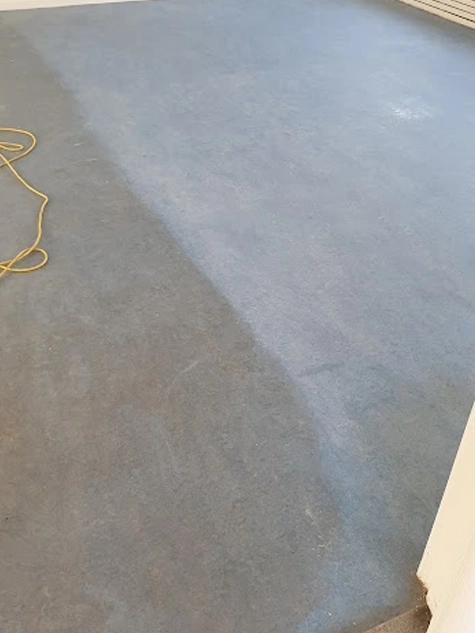 Linoleum Marmoleum blauw tijdens reiniging Holland Floor Service