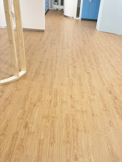 PVC of vinyl vloeren reiniging na reiniging door Holland Floor Service